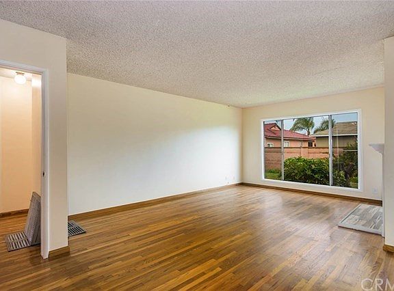 4th image of 10425 Ives St