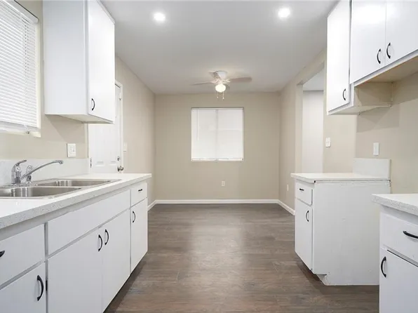 Available Now! Lovely Remodeled 2 Bedroom / 2 Bath Home In Yucca Valley! Move In Special - 50% Of...