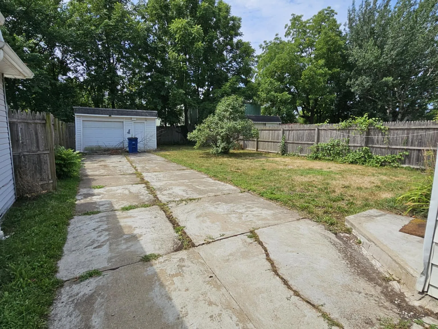 3 bed, 1048 sqft, $1,400 — Photo 2