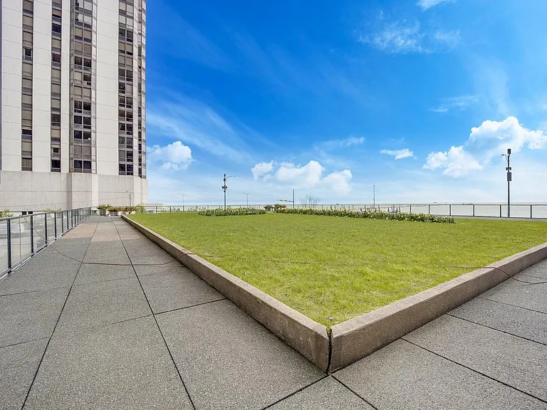 900 N Lake Shore Dr — Photo 3