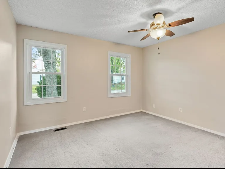 2420 Breezy Point Ln — Photo 11