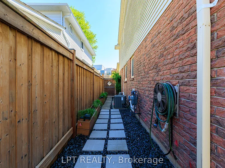 6 Odin Cres — Photo 35