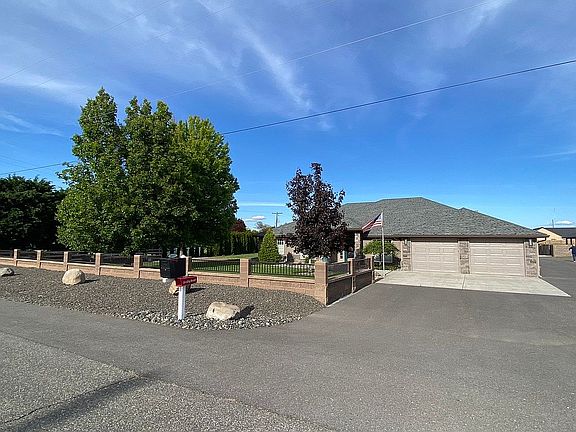 Flagpole & Locking Mailbox