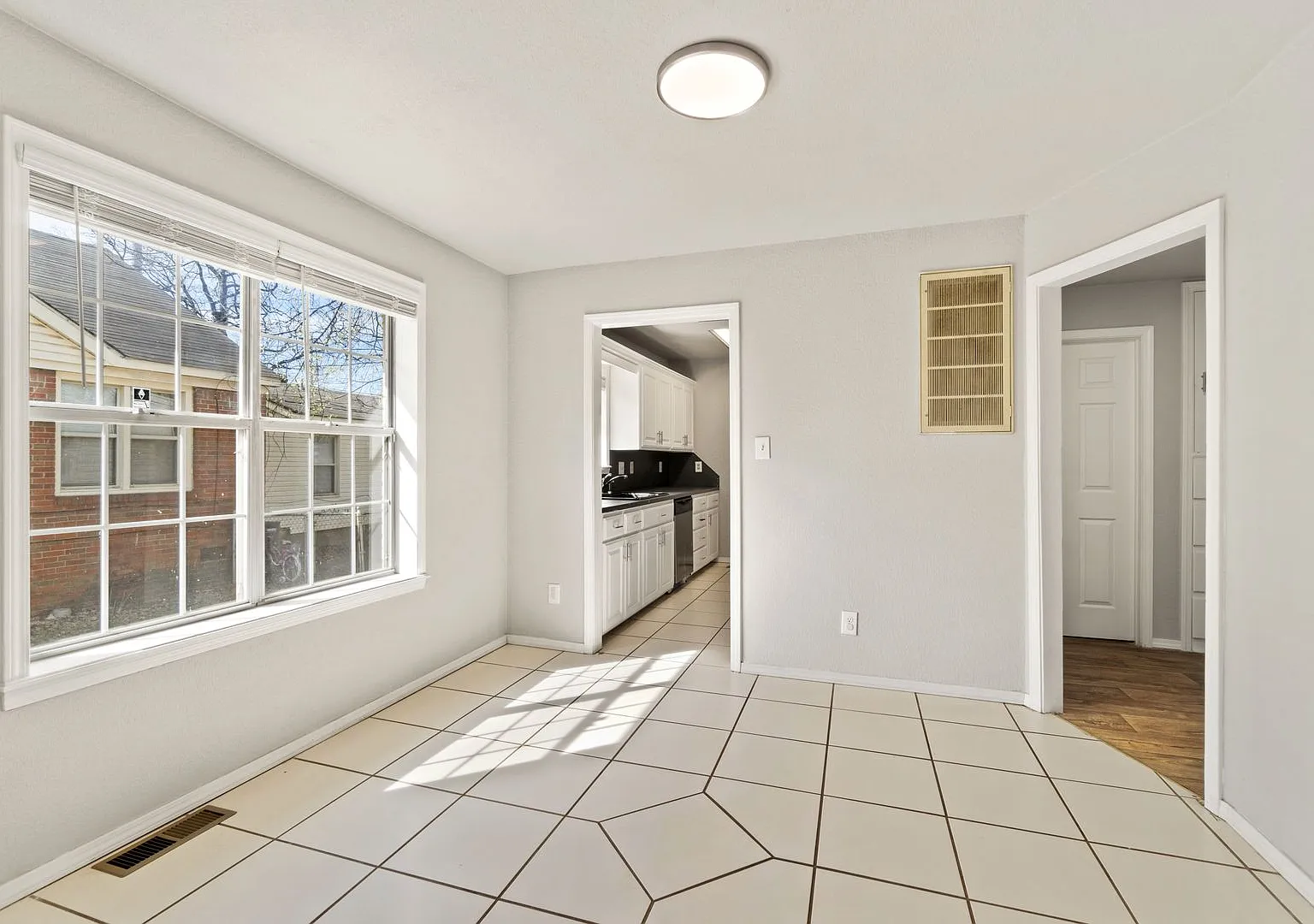 Gorgeous Remodeled Home - 2 Bed, 1 Bath, 1 Car Garage — Photo 4