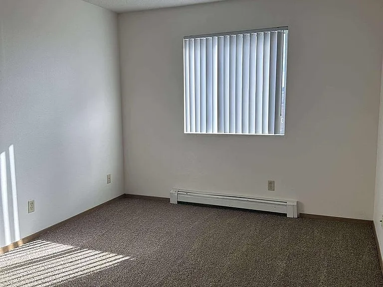 Dakota E & W Apartments — Photo 25
