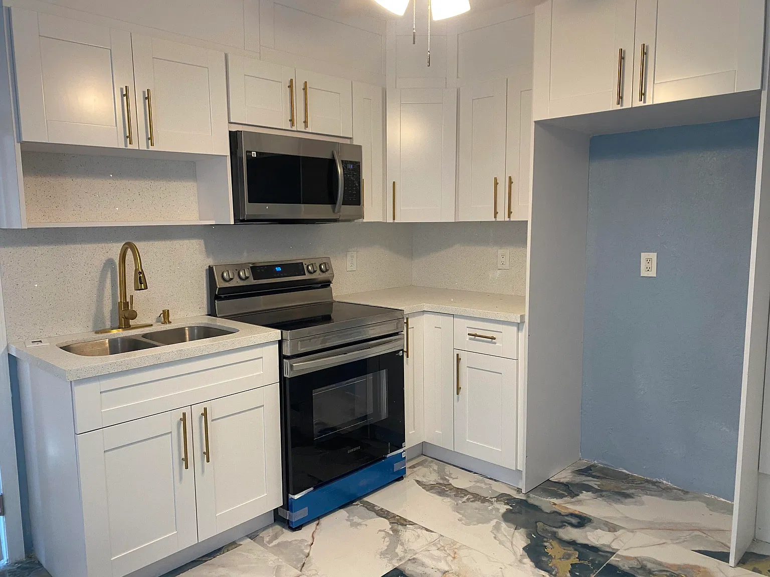 2 bed, 1.0 bath, 2421 sqft, $1,800 — Photo 3
