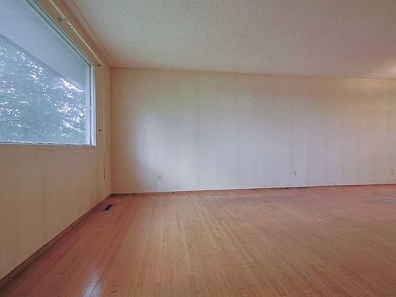 5th image of 93 NE Winslow Cres SW