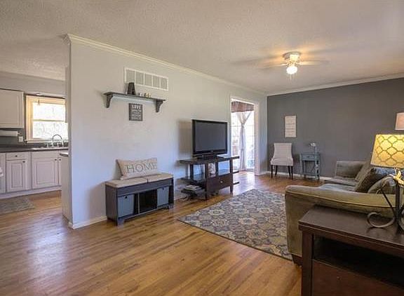 3rd image of 9900 Oakdell Dr