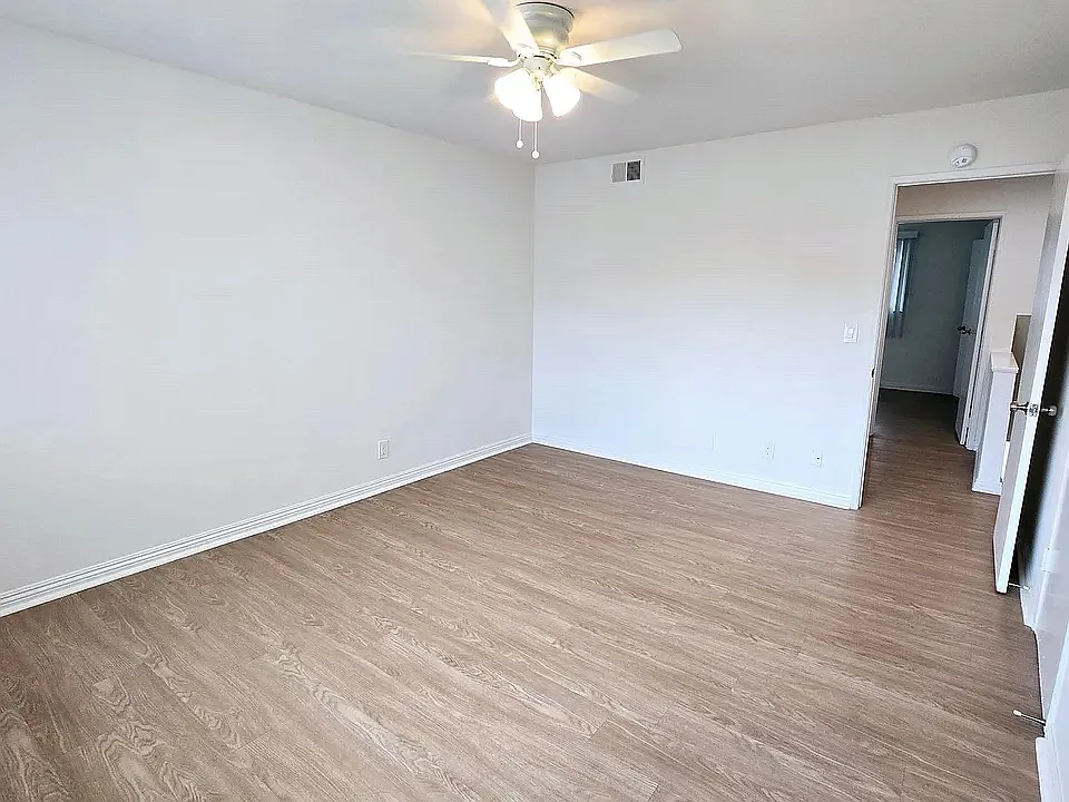2 bed, 1000 sqft, $2,895 — Photo 2