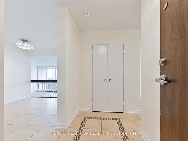 19 Four Winds Dr #602 — Photo 4