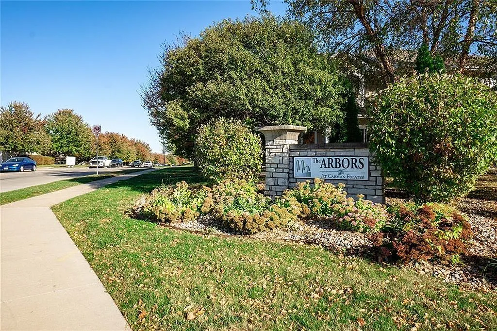 3 bed, 2.5 bath, 1321 sqft, $1,675 — Photo 3