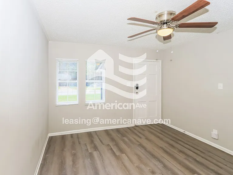1237652_003_wm_-_living_room_13136070.jpg