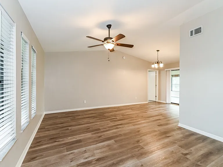 2529 SW 15th Pl — Photo 5