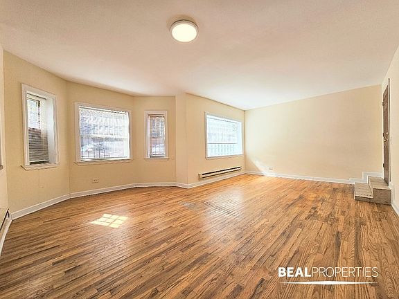 4th image of 550 W Aldine Ave