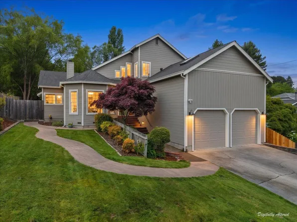521 Nob Hill Rd, Fortuna, CA 95540