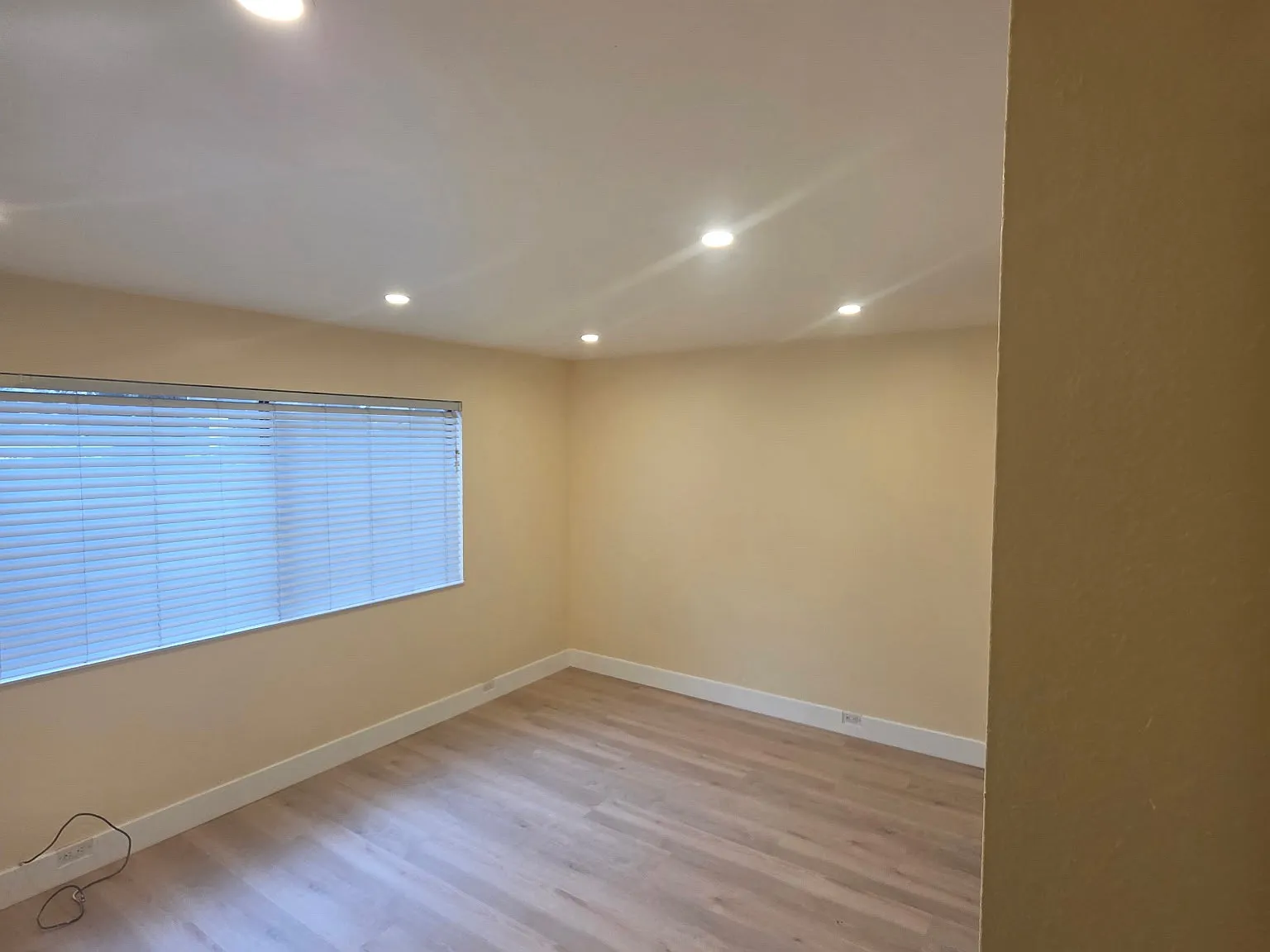 796 Woodside Lane E — Photo 2