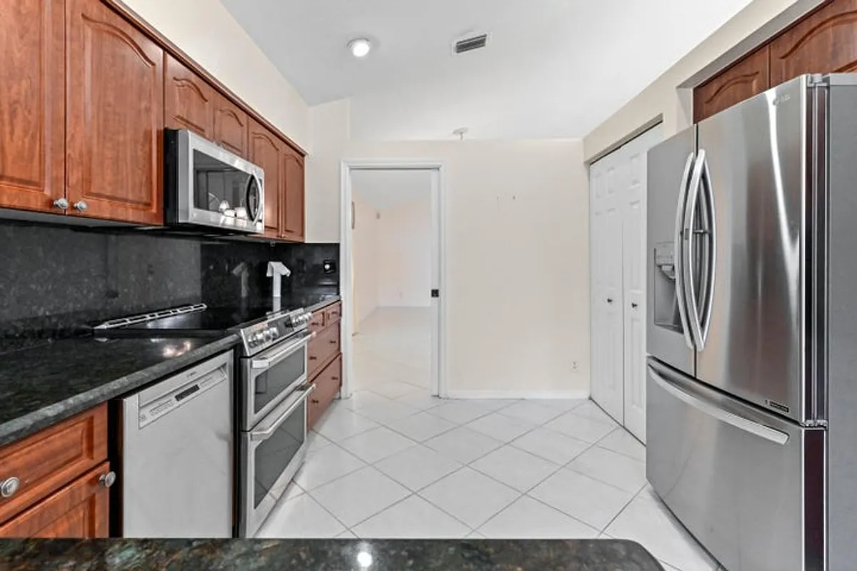 Building Photo - 14066 Glenlyon Ct