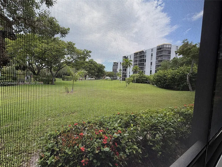 20500 W Country Club Dr #109 — Photo 5