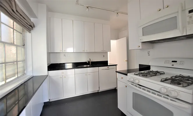 Rented by Manhattan Realty Group | media 9