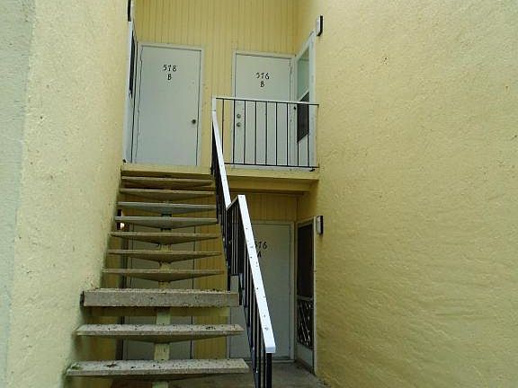 2nd image of 576 Bahia Cir #B