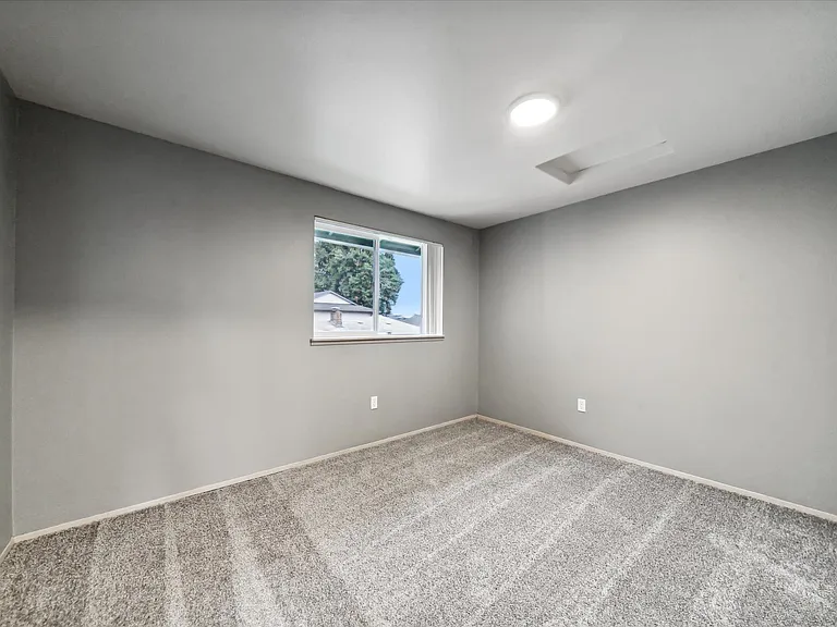 Oak Park Village Apartments — Photo 29