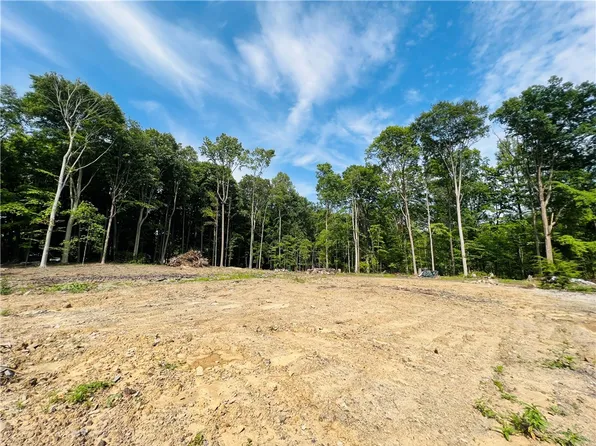 18 Shenango Rd, New Castle, PA 16105