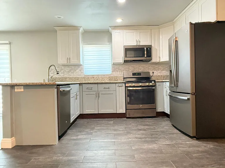 1121 Grand Ave — Photo 8