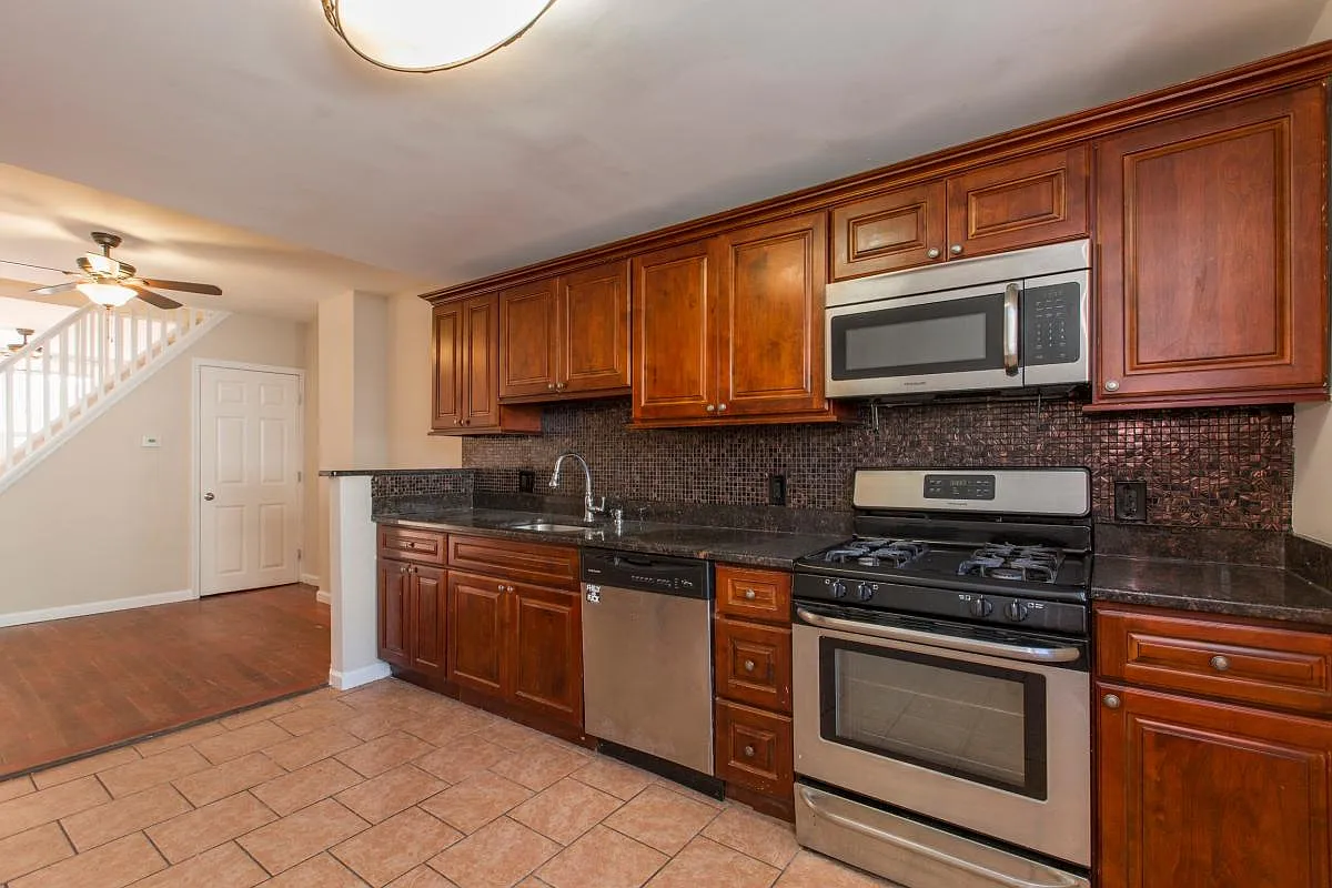 3 bed, 750 sqft, $1,900 — Photo 1