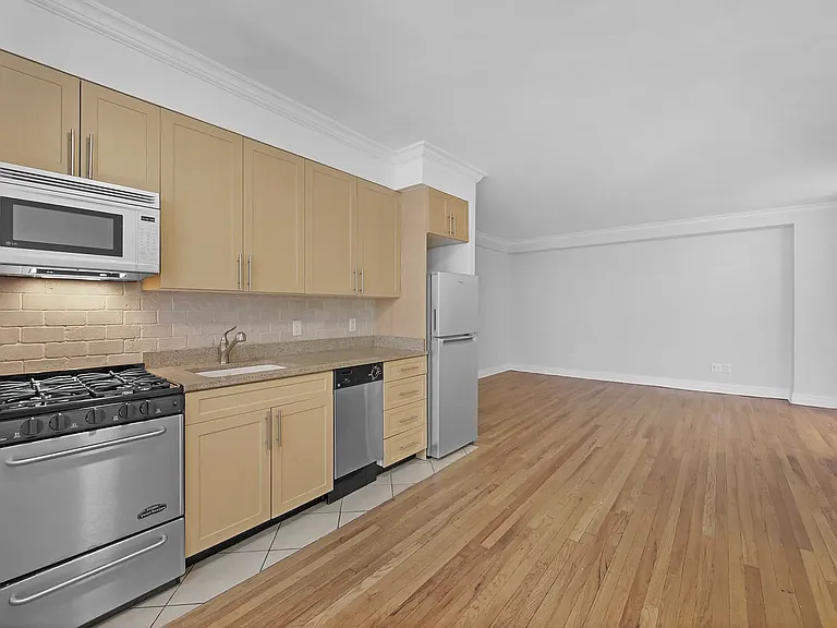 108 W 15th St #5C — Photo 4