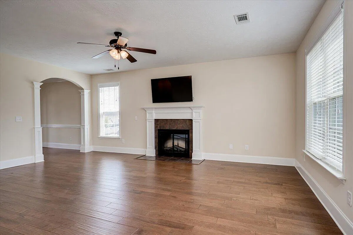4 bed, 2.5 bath, 2130 sqft, $2,250 — Photo 2
