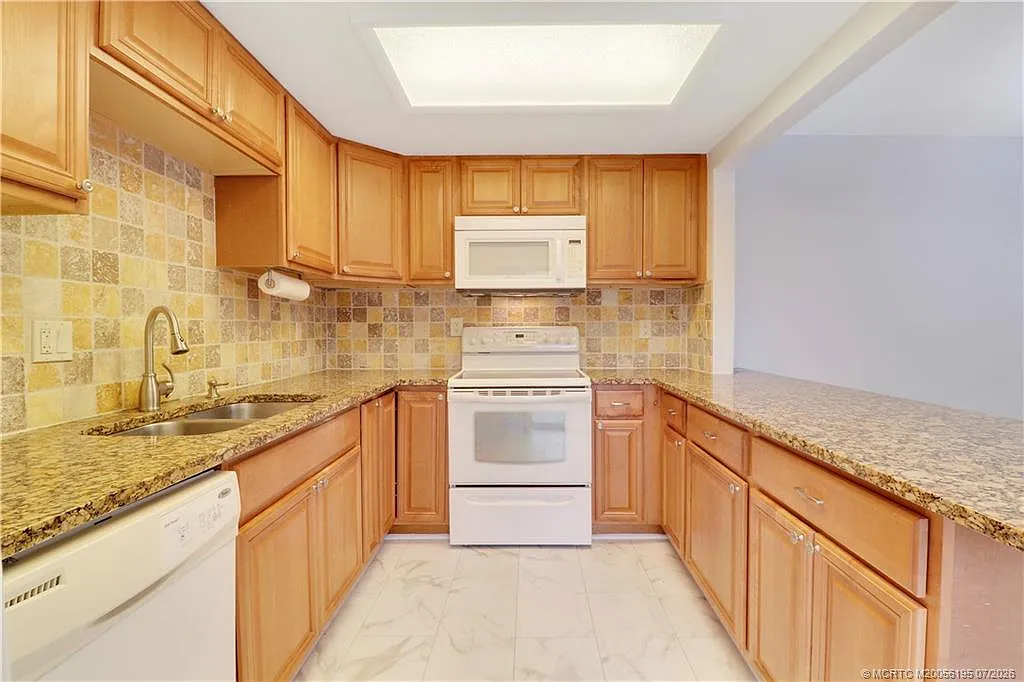 2 bed, 2.5 bath, 1400 sqft, $2,000 — Photo 2