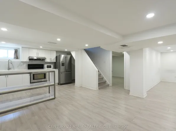 1070 Fergus Ave, Mississauga, ON L5E 2P1