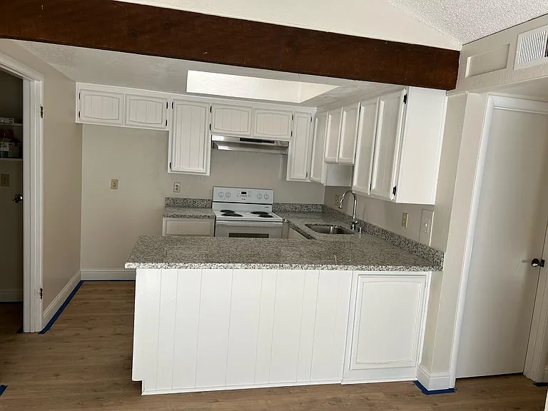 1710 Avondale Ave — Photo 3