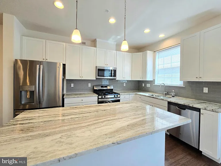 1045 Chapman Cir — Photo 2