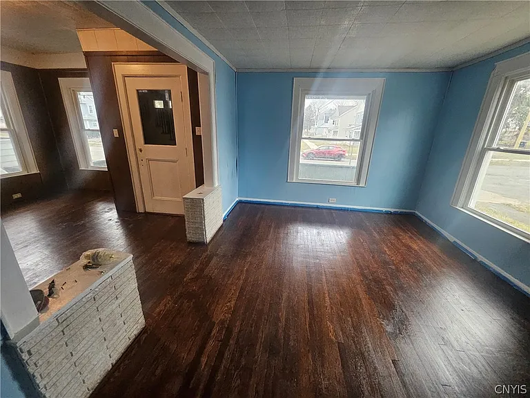 1330 Midland Ave — Photo 4