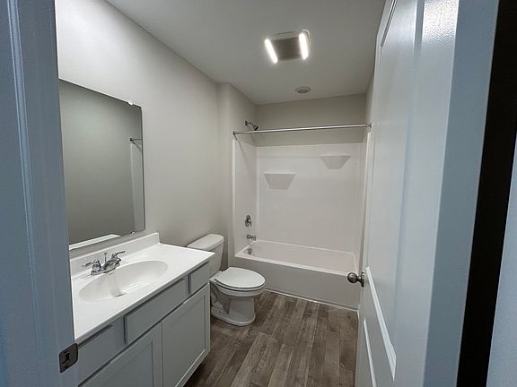 3rd image of 24476 Kercheval St