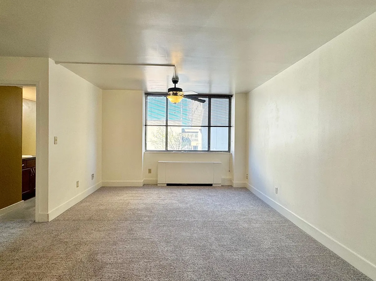 Building Photo - 600 E 8th St #3T