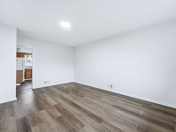 4th image of 46 Glenwood Ave