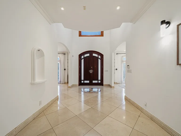 9031 Cresta Dr — Photo 2