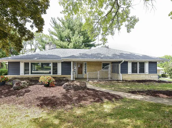 135 Devon Dr, Dubuque, IA 52001