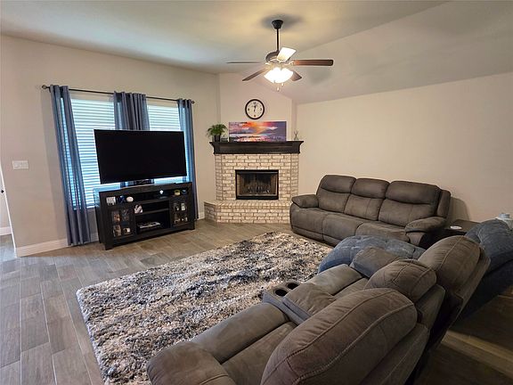 4th image of 209 Rees Ave