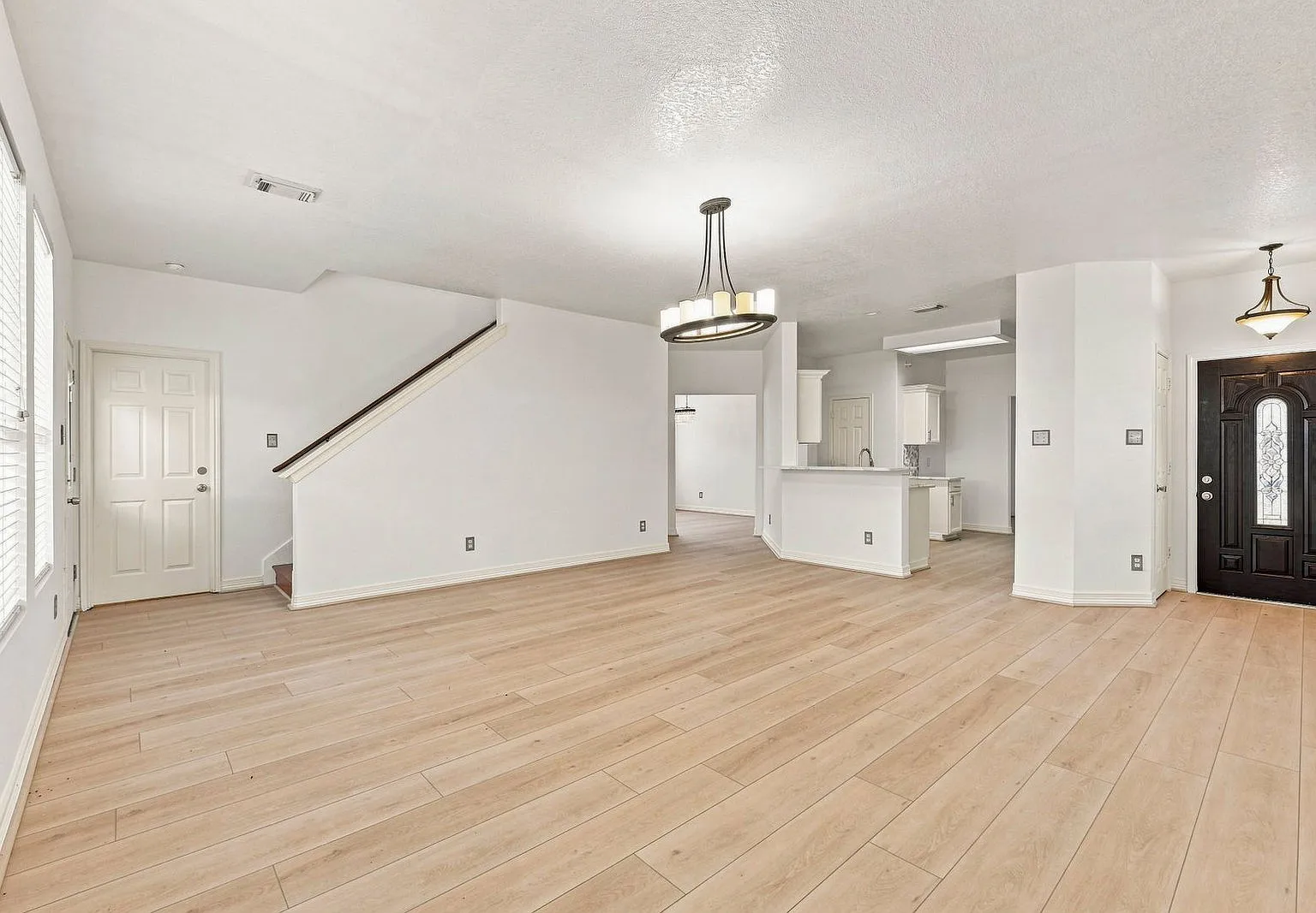 4 bed, 2.5 bath, 2394 sqft, $2,390 — Photo 4