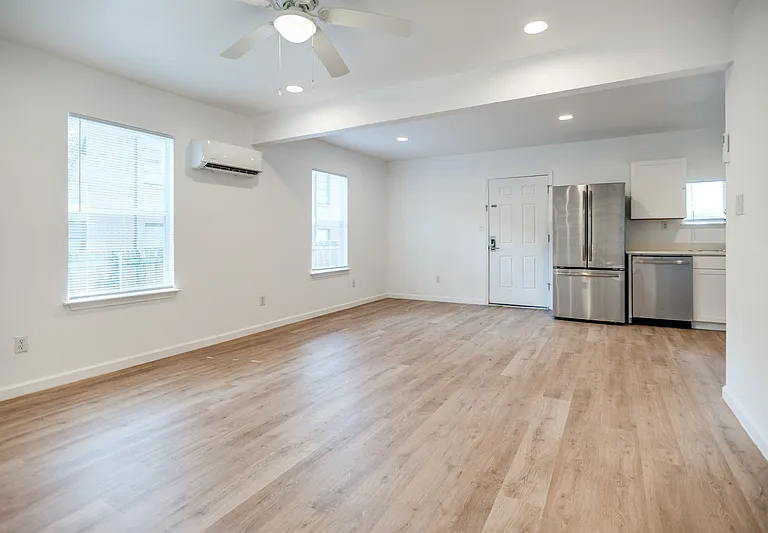 905 W Abram St #4 — Photo 5