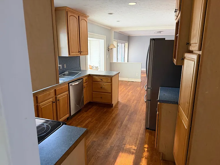 1311 Clover Ln — Photo 8