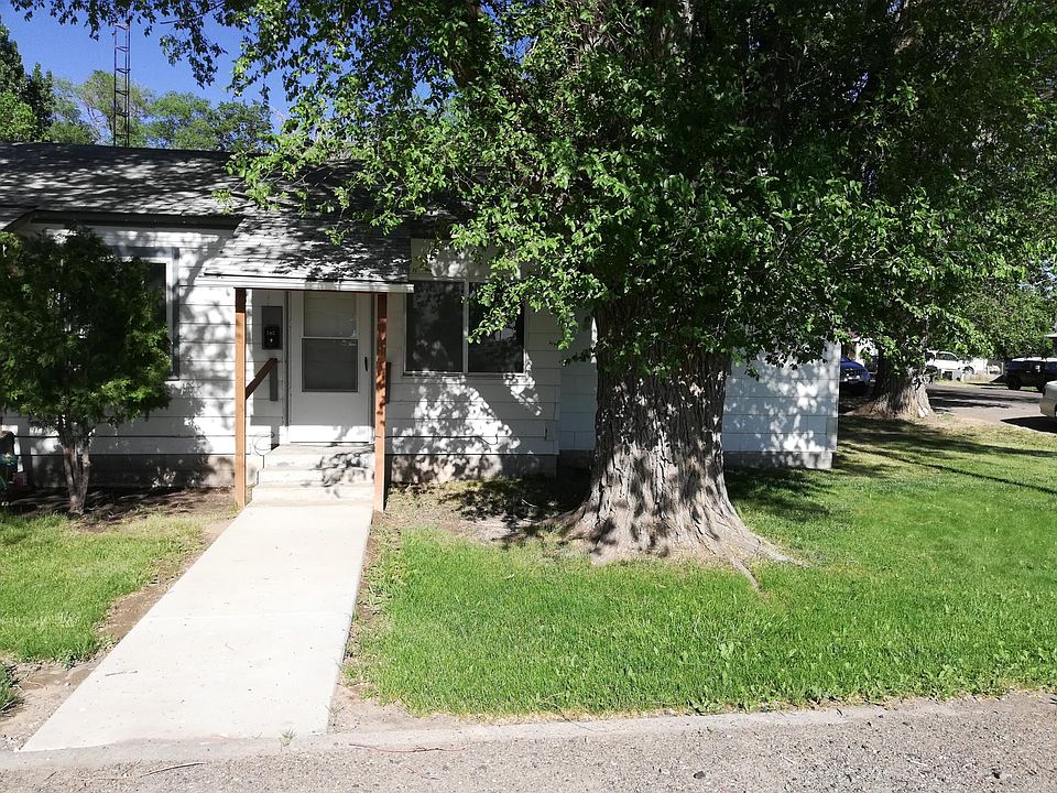 Front(west) entrance - enters livingroom area