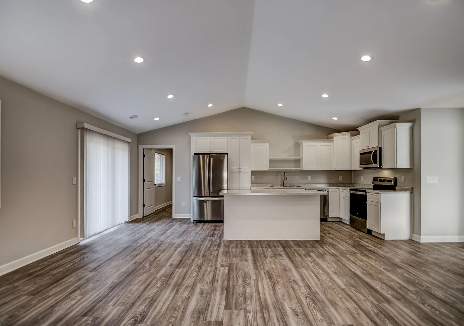 Like New 3 Bedroom Town Home — Photo 1