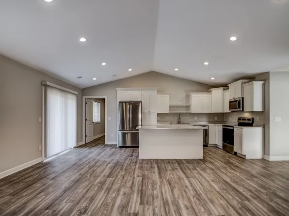 1637B Charleston Dr, New Richmond, WI