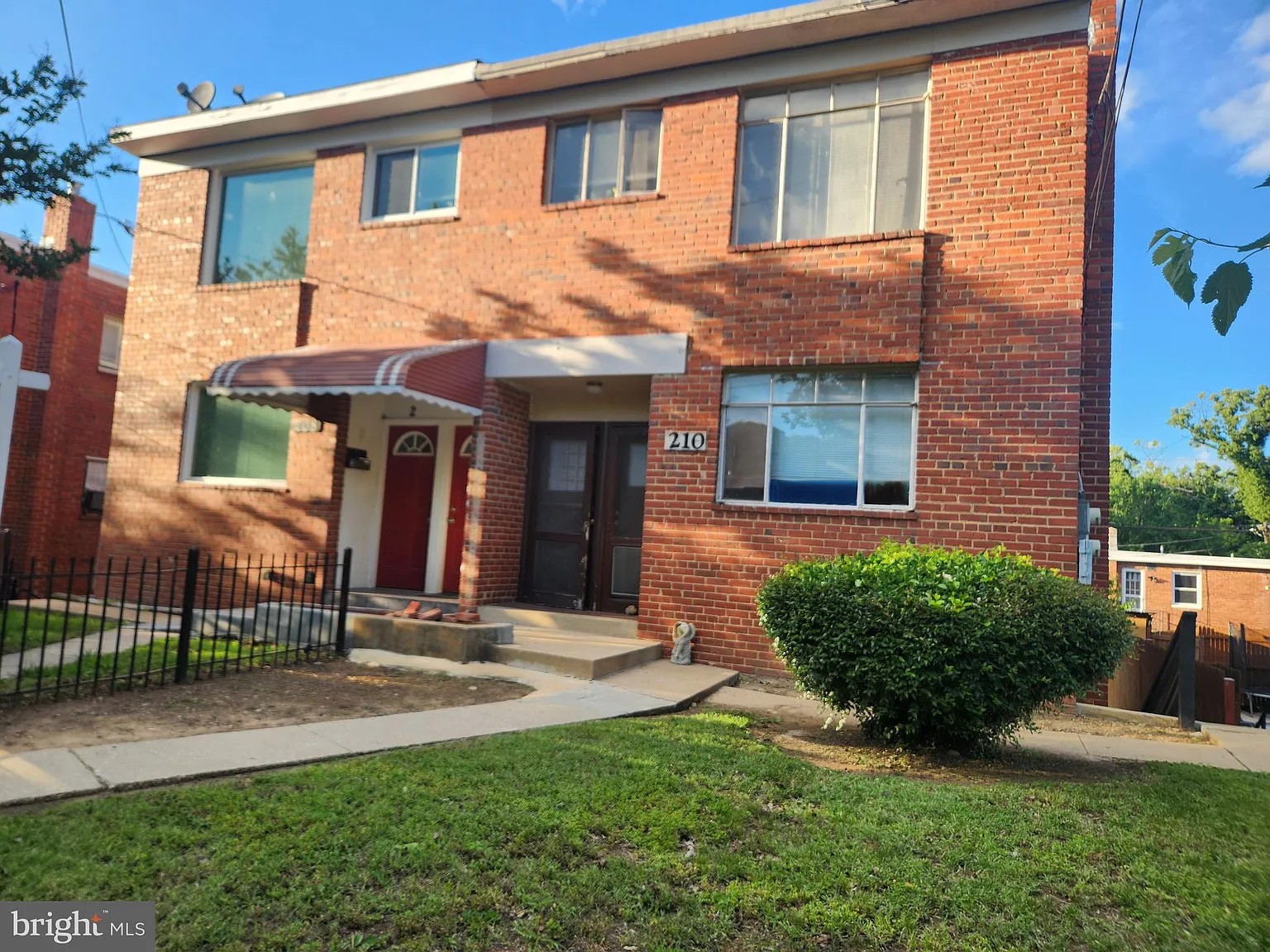 210 Webster St NE photo 1