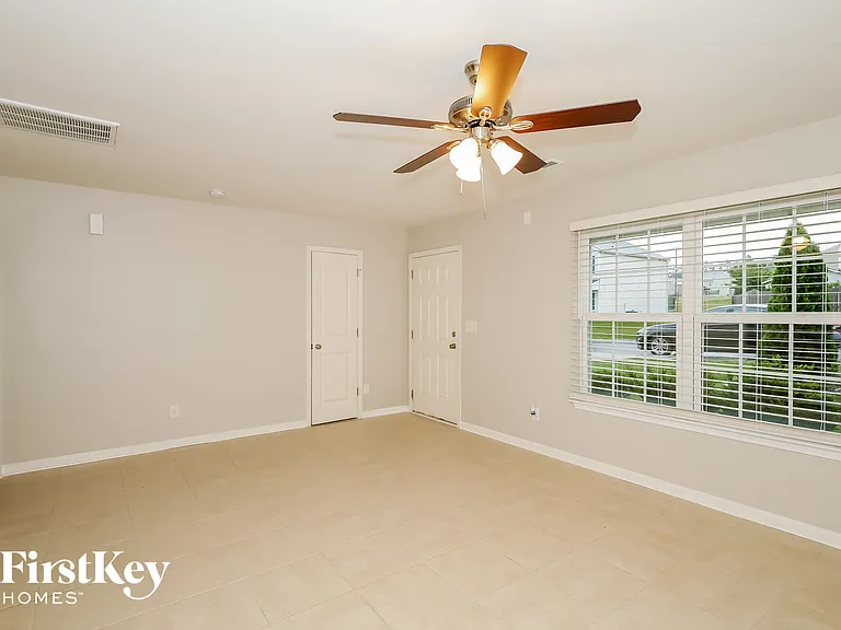 913 Bolivia Dr — Photo 3