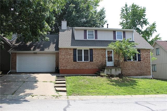 1st image of 300 NW Sherwood Dr